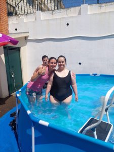 Clientes do CAARPD na piscina ao ar livre