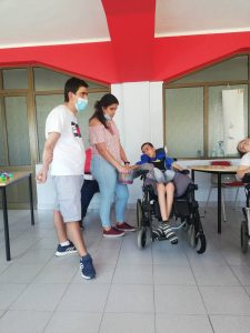 Clientes do CAARPD fazem atividades em sala