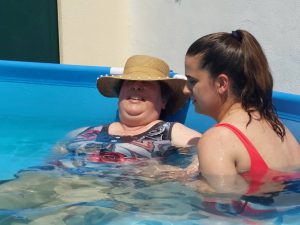 Clientes do CAARPD na piscina ao ar livre