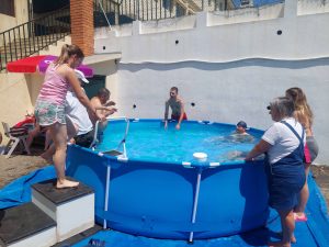 Clientes do CAARPD na piscina ao ar livre