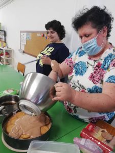 Clientes do CAARPD fazem atividades de culinária