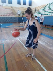 Clientes do CAARPD jogam basquetebol