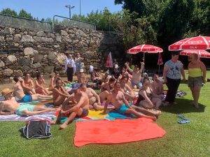 Clientes do CAARPD na piscina ao ar livre