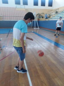 Clientes do CAARPD jogam basquetebol