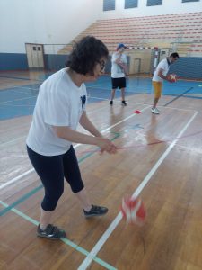 Clientes do CAARPD jogam basquetebol