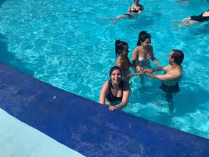 Clientes do CAARPD na piscina ao ar livre