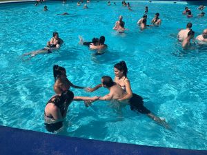 Clientes do CAARPD na piscina ao ar livre