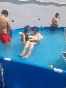 Clientes do CAARPD na piscina ao ar livre