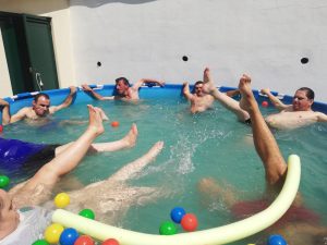 Clientes do CAARPD na piscina ao ar livre