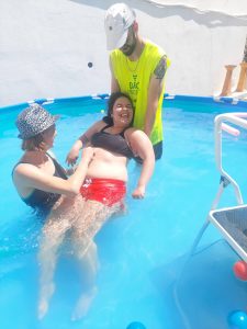 Clientes do CAARPD na piscina ao ar livre