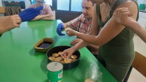 Clientes do CAARPD fazem atividades de culinária