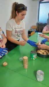 Clientes do CAARPD fazem atividades de culinária