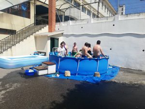 Clientes do CAARPD na piscina ao ar livre