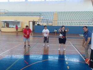 Clientes do CAARPD fazem exercício físico