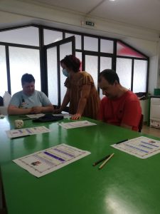 Clientes do CAARPD fazem atividades em sala