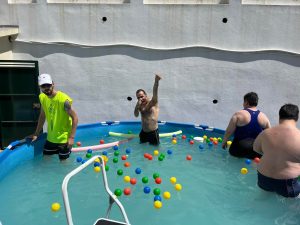 Clientes do CAARPD na piscina ao ar livre