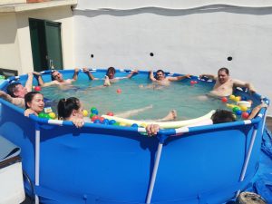 Clientes do CAARPD na piscina ao ar livre