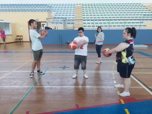 Clientes do CAARPD fazem exercício físico