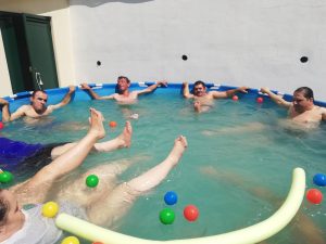 Clientes do CAARPD na piscina ao ar livre