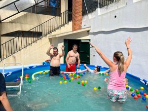 Clientes do CAARPD na piscina ao ar livre