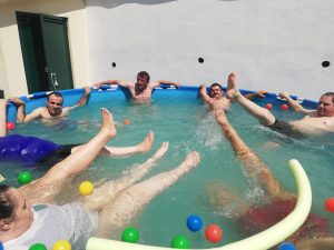 Clientes do CAARPD na piscina ao ar livre