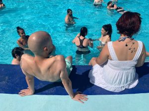 Clientes do CAARPD na piscina ao ar livre