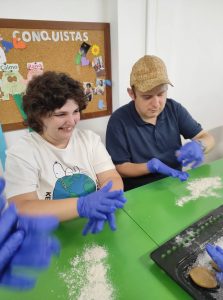 Clientes do CAARPD fazem atividades em sala