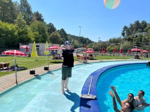 Clientes do CAARPD na piscina ao ar livre