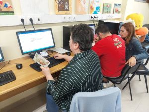 Clientes do CAARPD fazem atividades de informática em sala