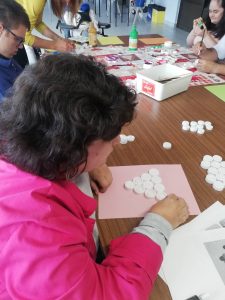 Clientes do CAARPD fazem atividades em sala