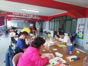 Clientes do CAARPD fazem atividades em sala