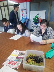 Clientes do CAARPD fazem atividades em sala