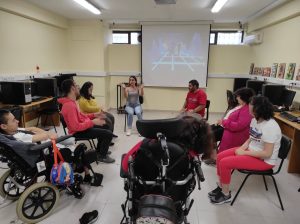 Clientes do CAARPD fazem atividades em sala