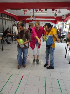 Clientes do CAARPD fazem atividades em sala