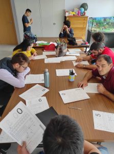 Clientes do CAARPD fazem atividades em sala