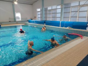 Clientes do CAARPD fazem atividades na piscina municipal de Santa Marta de Penaguião