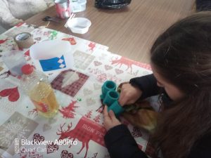 Clientes do CAARPD fazem atividades em sala