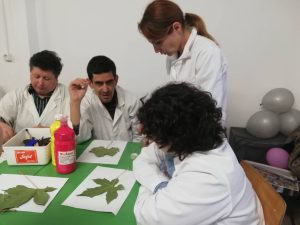 Clientes do CAARPD fazem atividades em sala