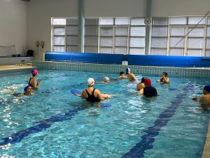 Clientes do CAARPD fazem atividades na piscina municipal de Santa Marta de Penaguião