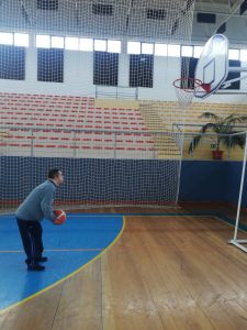 Clientes do CAARPD jogam basquetebol