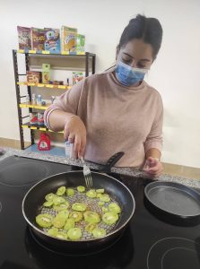 Clientes do CAARPD fazem atividades de culinária