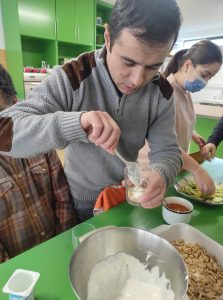 Clientes do CAARPD fazem atividades de culinária