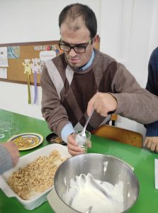 Clientes do CAARPD fazem atividades de culinária