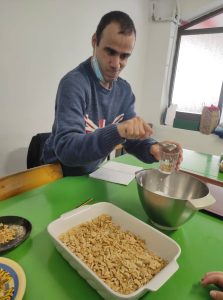 Clientes do CAARPD fazem atividades de culinária