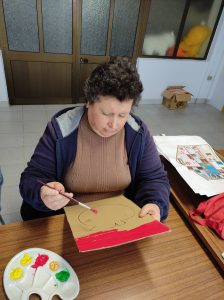 Clientes do CAARPD fazem atividades em sala