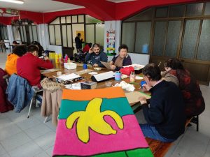 Clientes do CAARPD fazem atividades em sala