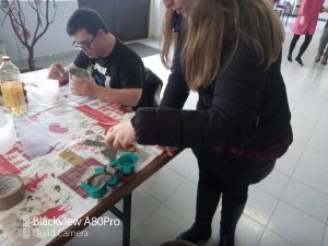 Clientes do CAARPD fazem atividades em sala