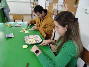 Clientes do CAARPD fazem atividades em sala