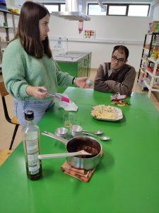 Clientes do CAARPD fazem atividades de culinária