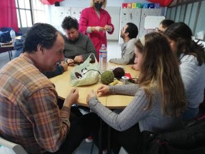 Clientes do CAARPD fazem atividades em sala